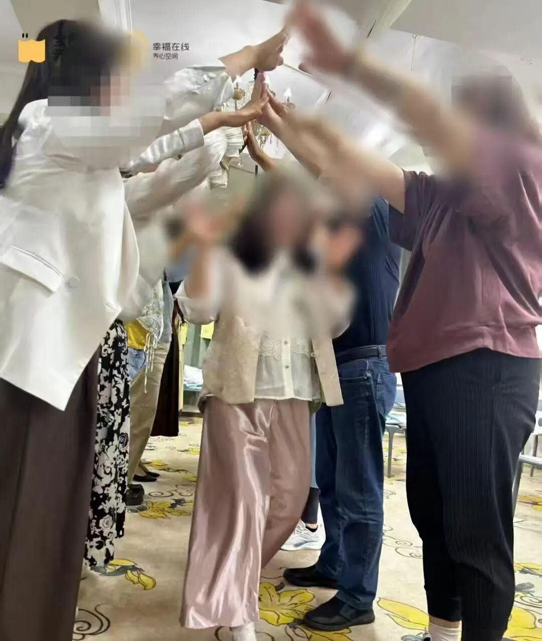 网红心理机构被曝借心灵操控敛财:白领高管深陷,现场痛哭、尖叫、下跪,“督导班”收费高达28万;亲历者:被关屋子里通宵打电话招新学员