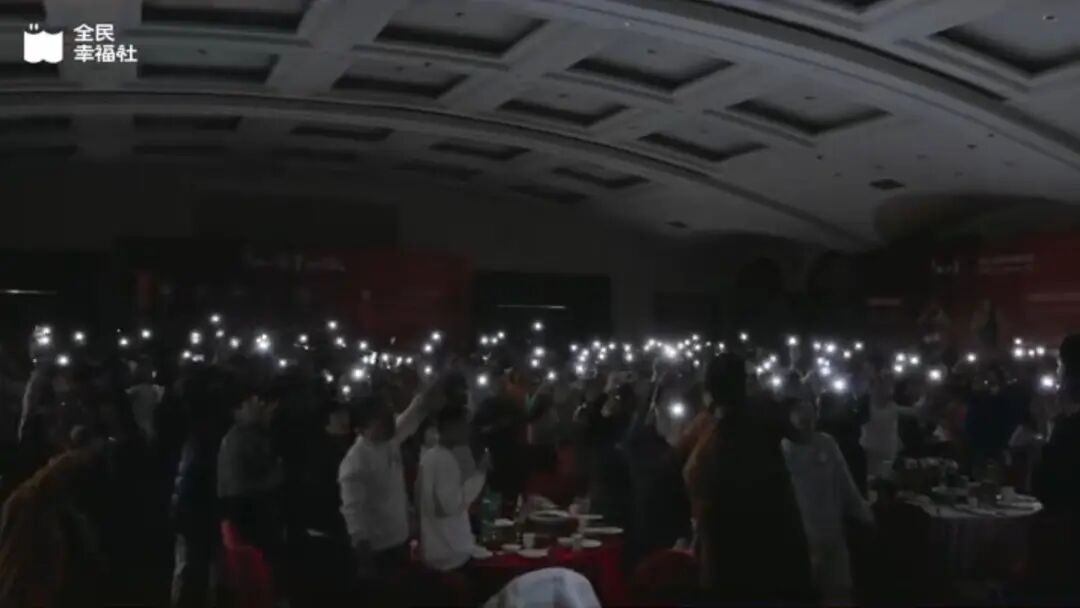 网红心理机构被曝借心灵操控敛财:白领高管深陷,现场痛哭、尖叫、下跪,“督导班”收费高达28万;亲历者:被关屋子里通宵打电话招新学员