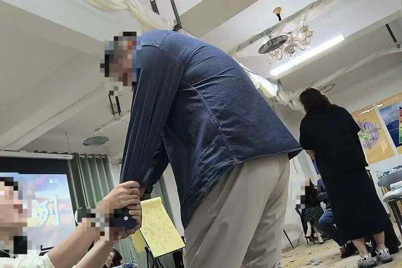 网红心理机构被曝借心灵操控敛财:白领高管深陷,现场痛哭、尖叫、下跪,“督导班”收费高达28万;亲历者:被关屋子里通宵打电话招新学员